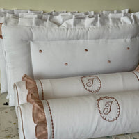 Almohada Caramelo con Olanes 60cm