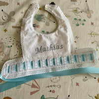 Babero de plumeti con pasalistón