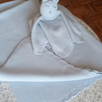 Cobija con muñeco de apego