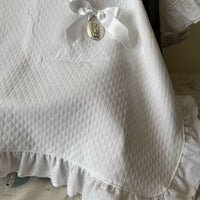 Cubrehuevito con orilla de tira bordada