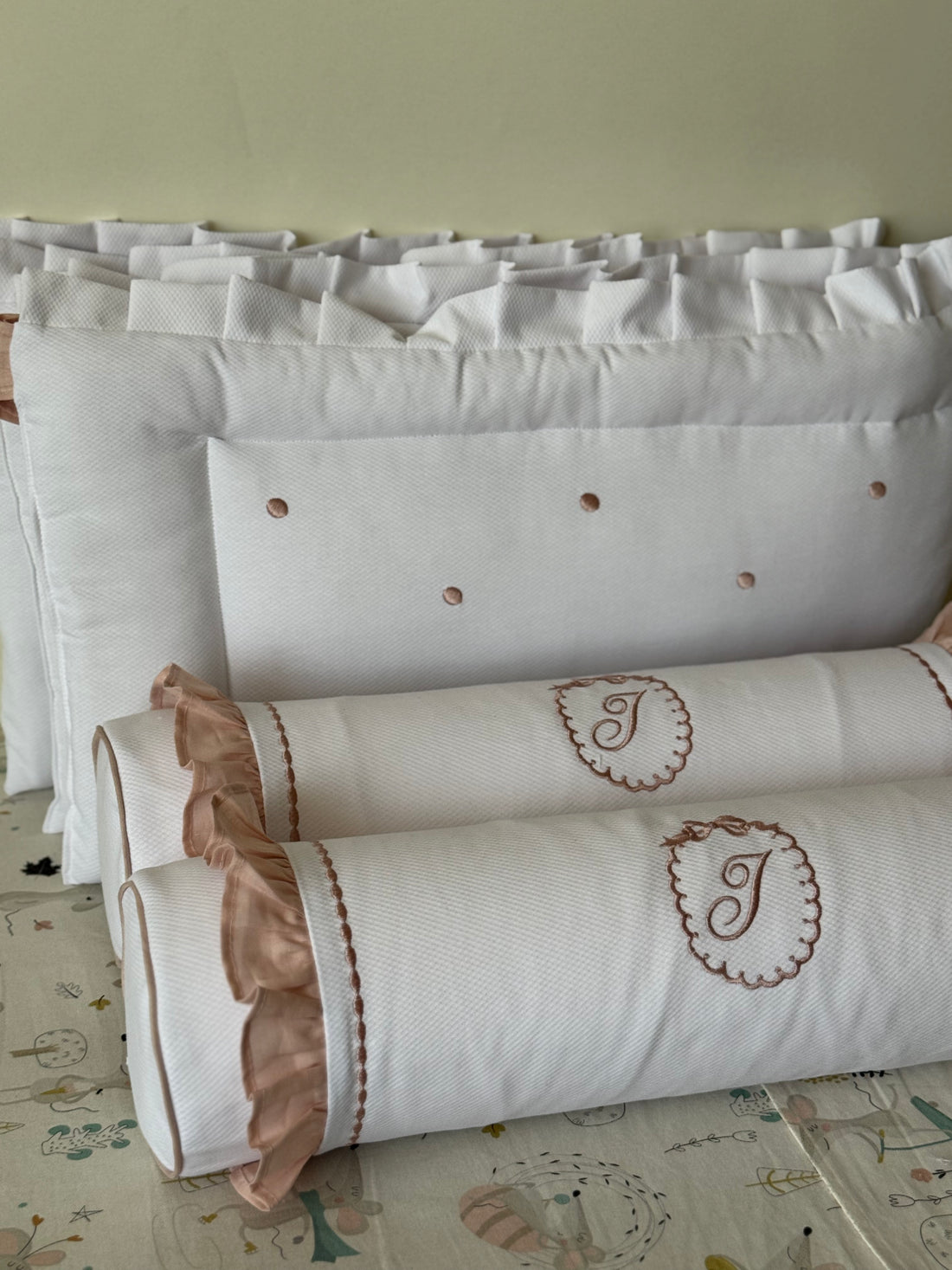 Almohada Caramelo con Olanes 60cm
