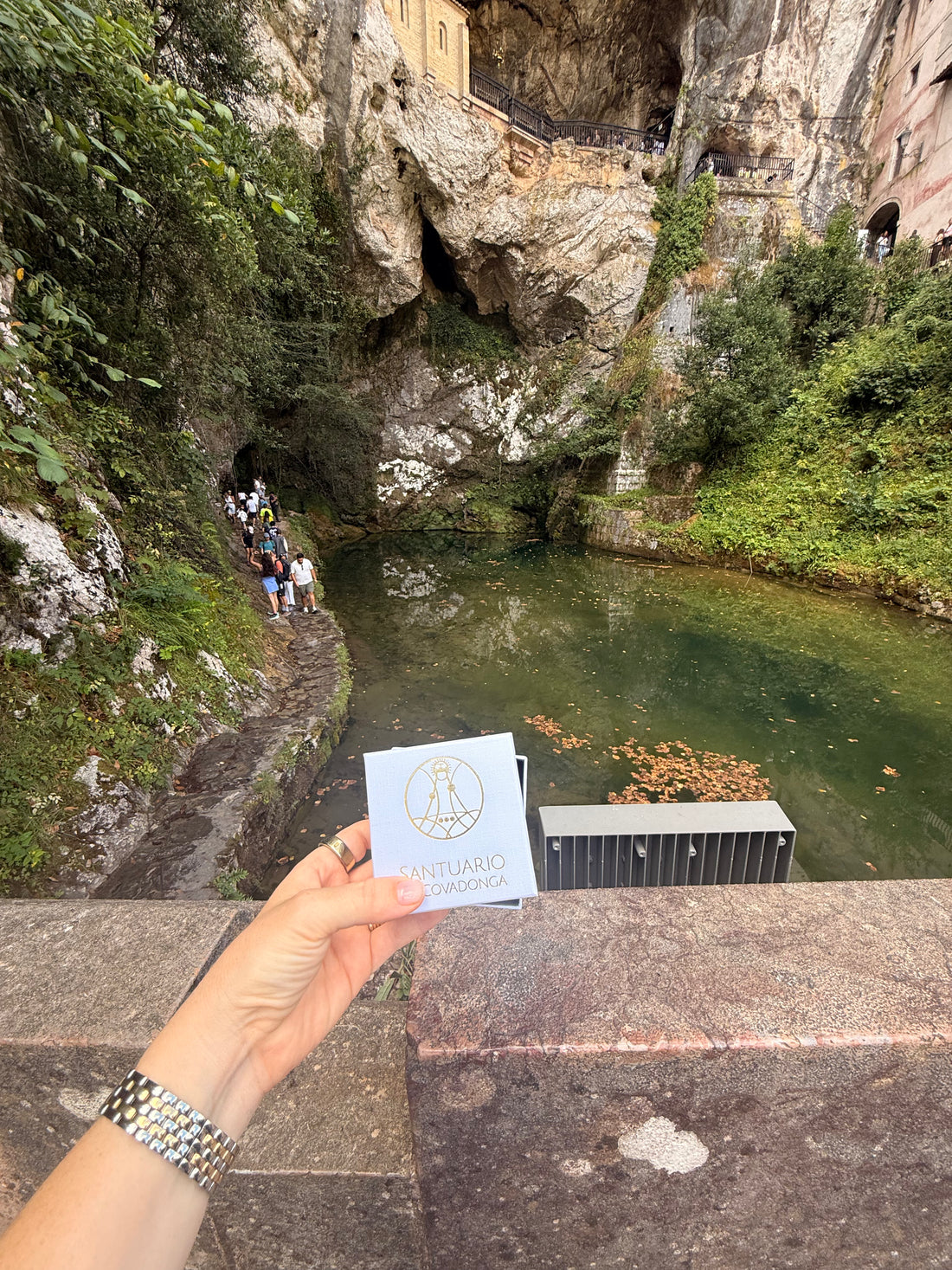 Cubrehuevito con medalla Covadonga o Medalla de Covadonga con lazo de lino
