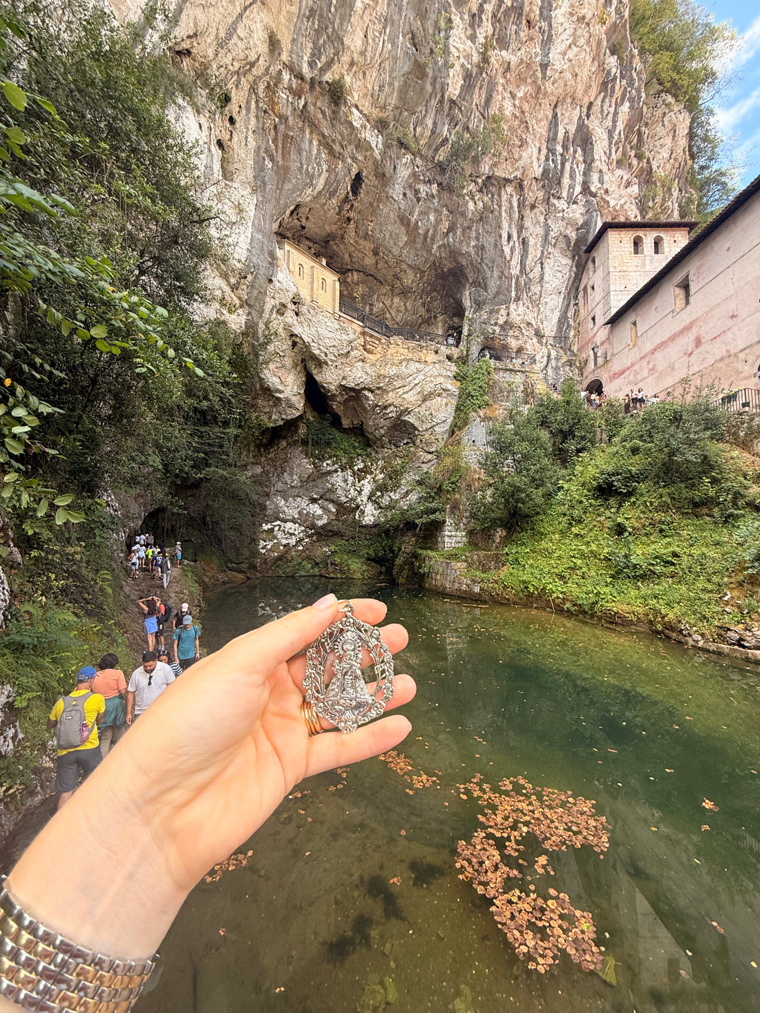 Cubrehuevito con medalla Covadonga o Medalla de Covadonga con lazo de lino