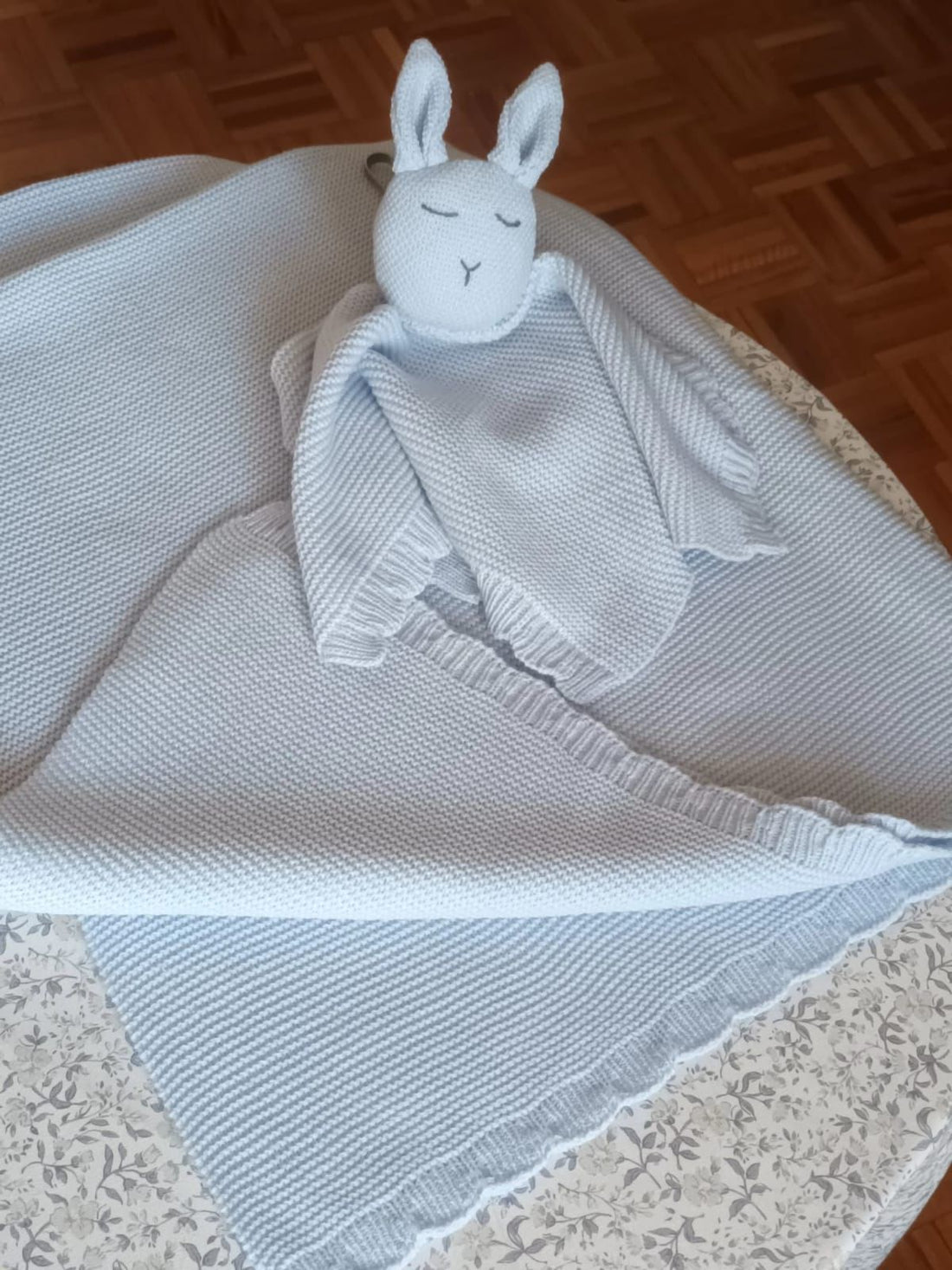 Cobija con muñeco de apego