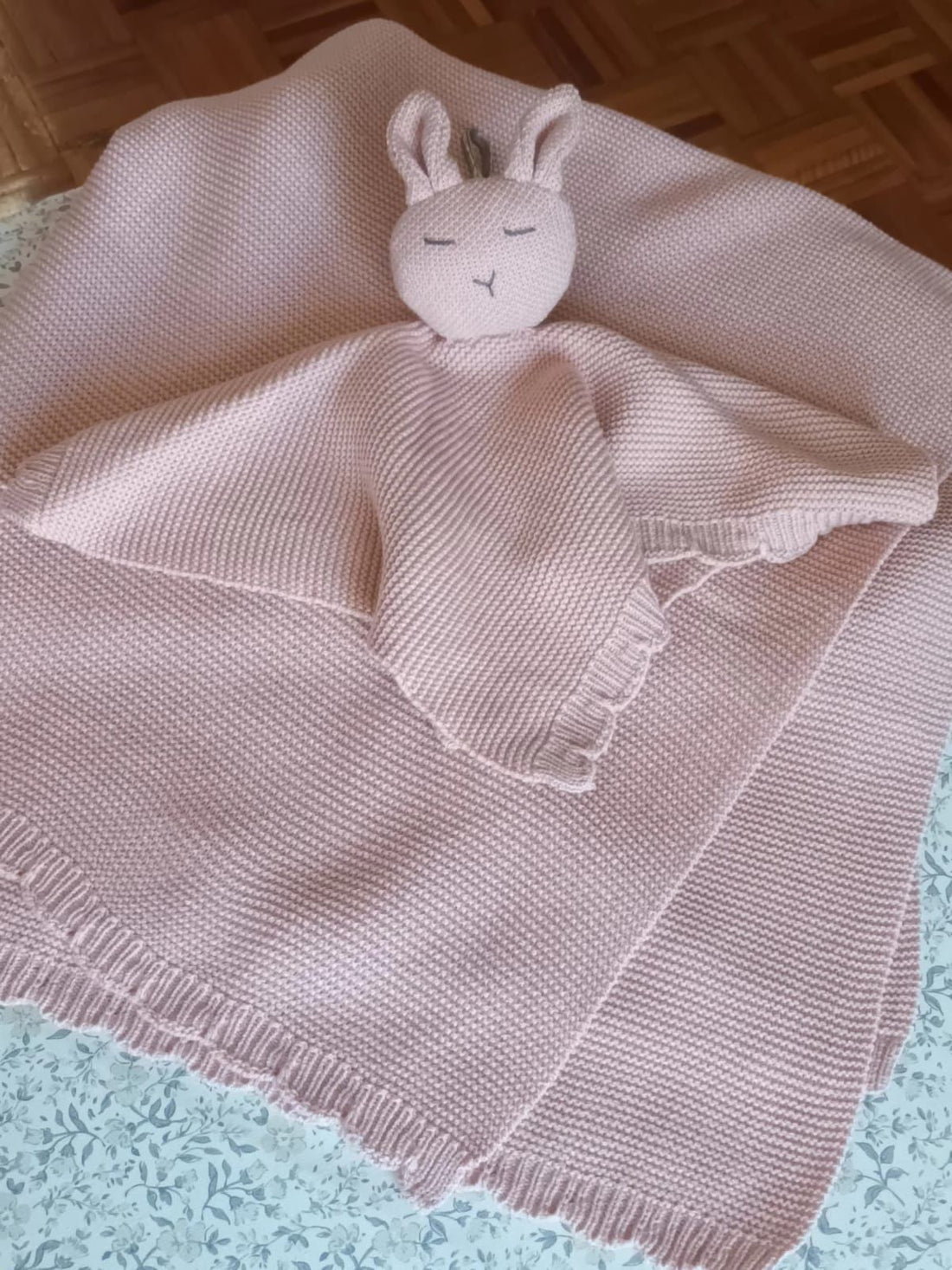 Cobija con muñeco de apego