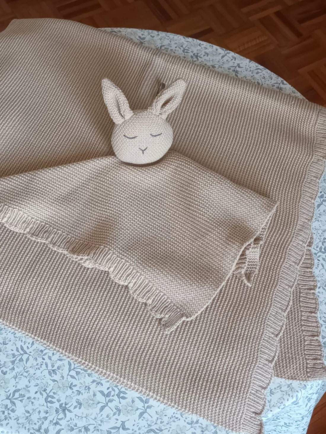 Cobija con muñeco de apego