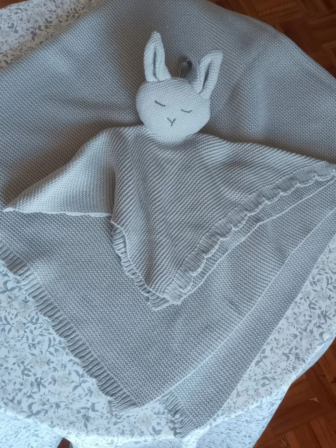 Cobija con muñeco de apego