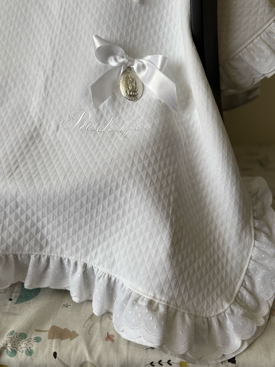 Cubrehuevito con orilla de tira bordada