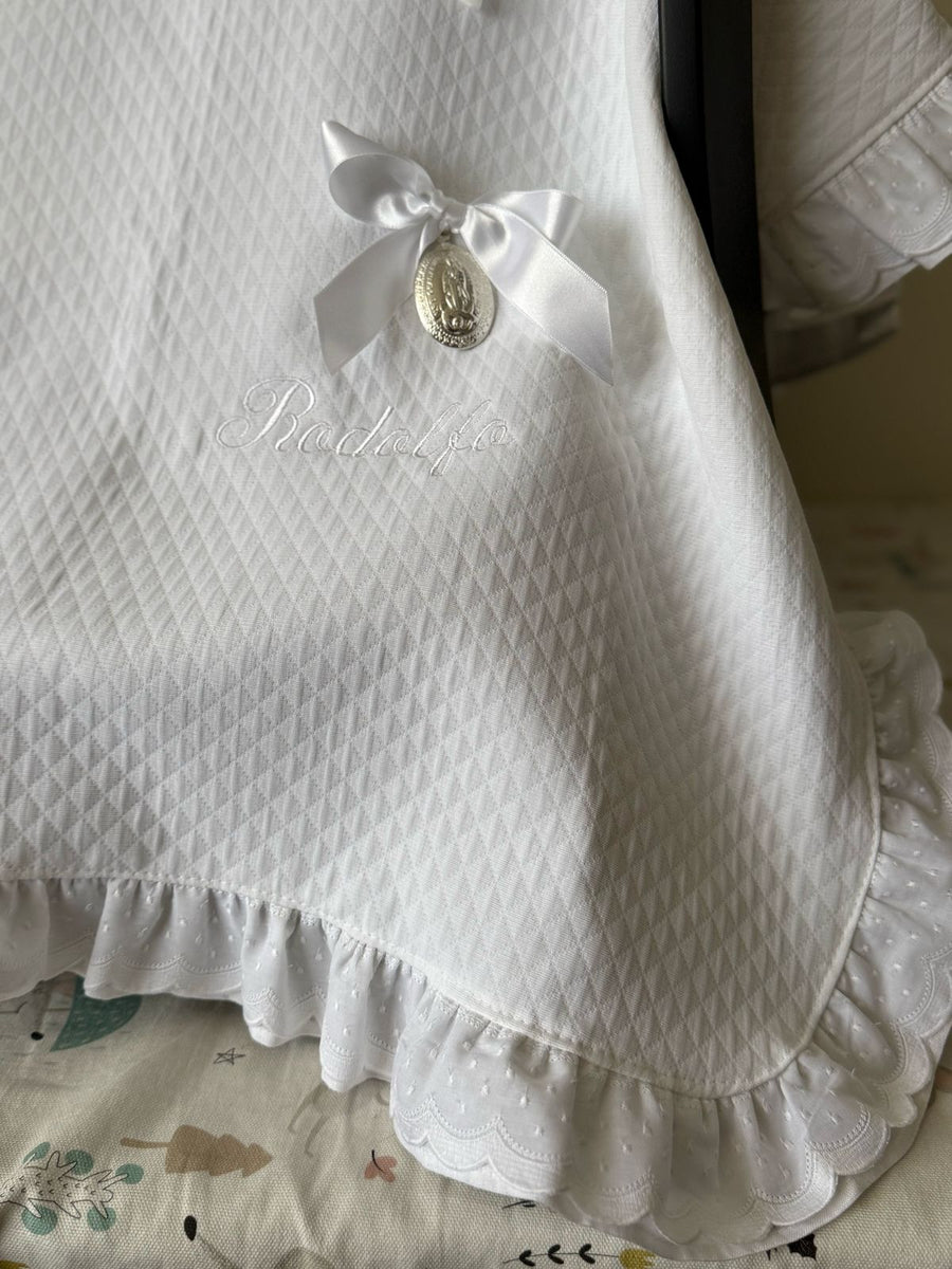 Cubrehuevito con orilla de tira bordada