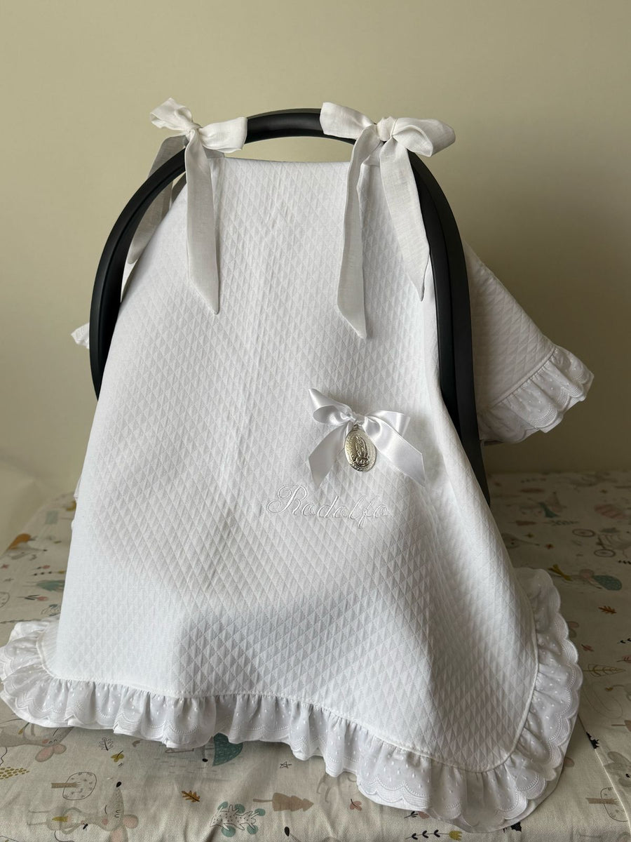 Cubrehuevito con orilla de tira bordada