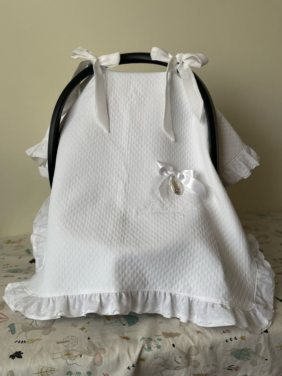 Cubrehuevito con orilla de tira bordada